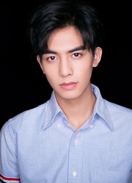 沈月王一博上演最萌身高差,沈月和王一博最新视频