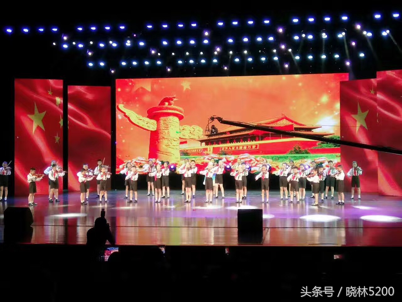 小孩子表演穿什么衣服,穿什么衣服参加孩子的表演