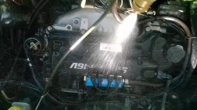 洗车的时候这四个地方要格外注意,动手洗车应避开这3个地方