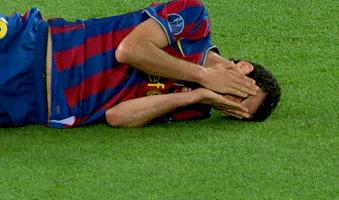 足球场上最解气犯规,足球场上那些触目惊心的画面