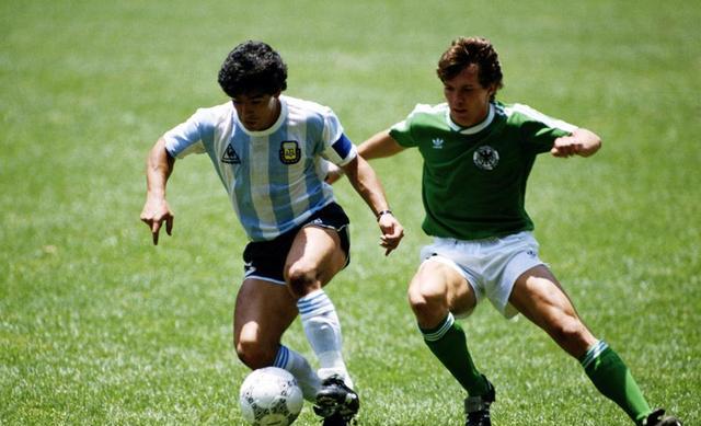 足球界梅西和c罗哪个更厉害,历史十大球员中梅西c罗排第几