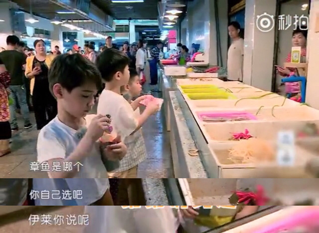 胡可和安吉在台上表演,胡可为安吉庆生安吉玩水不亦乐乎