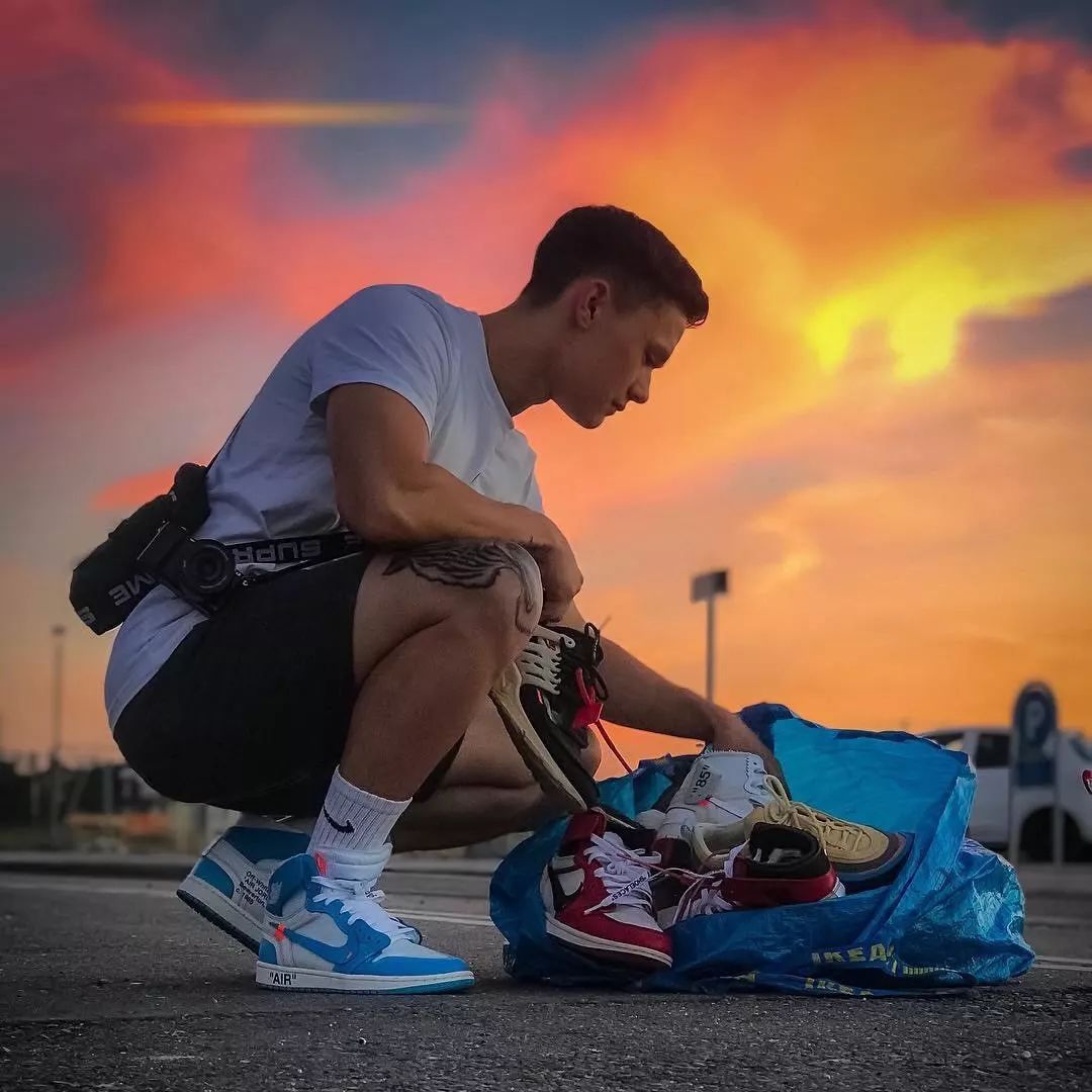 她都能买化妆品买包包，我凭啥就不能买双鞋呢？