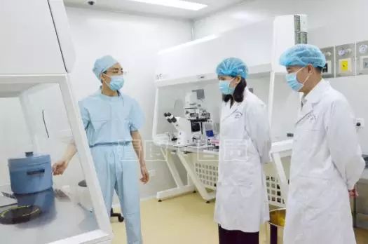 首例试管婴儿诞下男婴,首例男性移植子宫生育