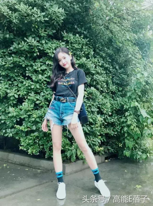 吴宣仪海南甜美穿搭,不知道怎么搭配时尚让小姐姐教你