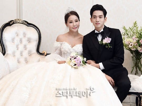 韩国女星嫁小18岁中国老公全集,韩国男艺人娶小17岁妻子