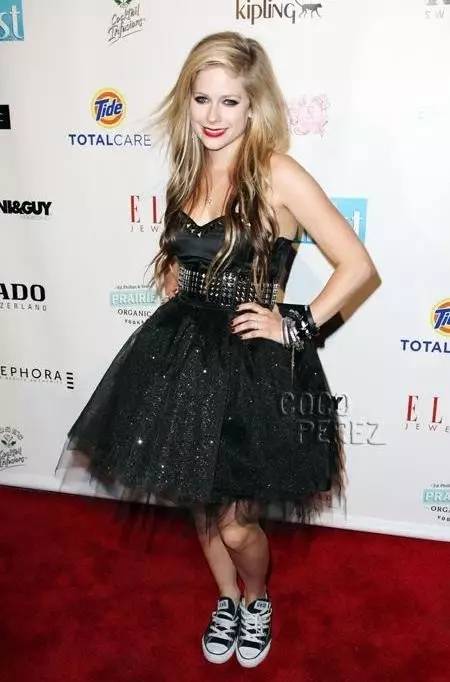 艾薇儿复出新歌,艾薇儿替身梅丽莎现状