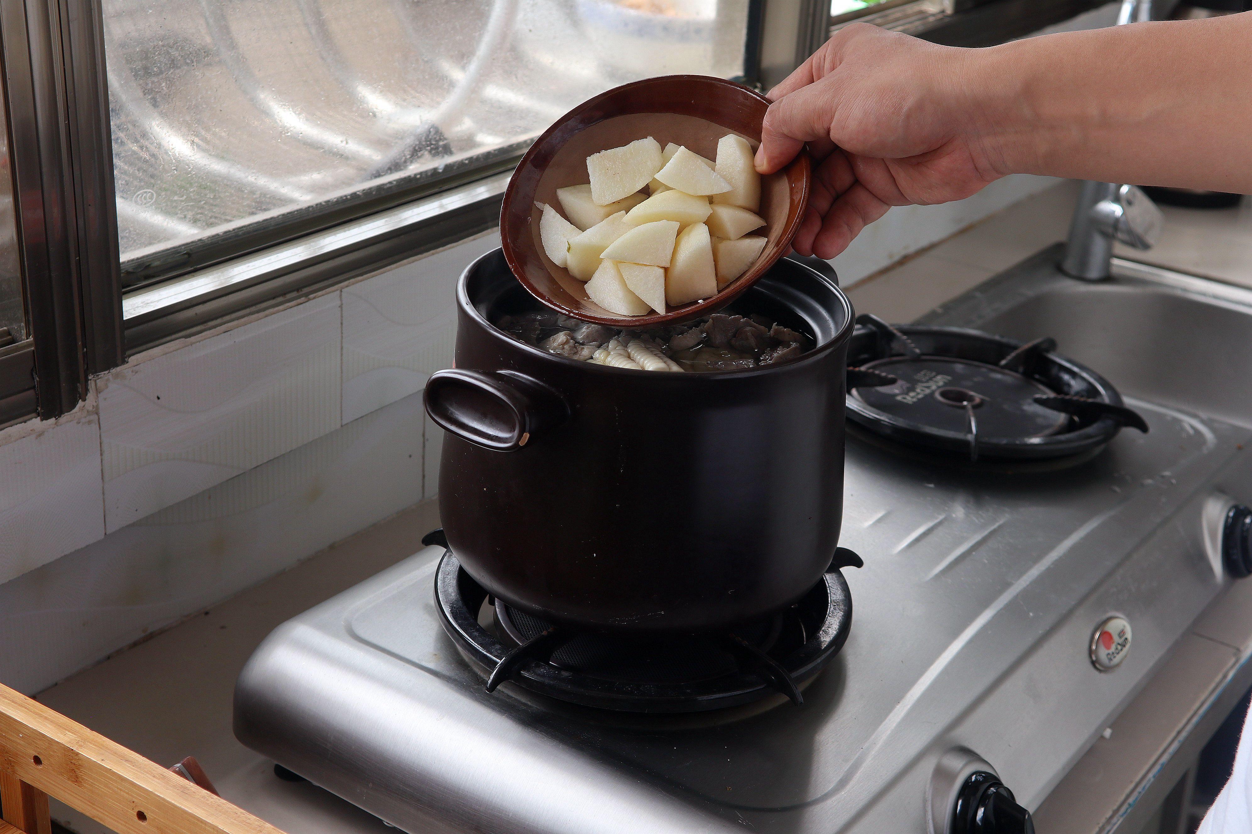 婴儿咳嗽妈妈吃什么有帮助,雪梨猪肺汤止咳化痰小孩