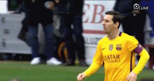 梅西踢球的那些愤怒时刻,梅西踢球就像球粘在脚上