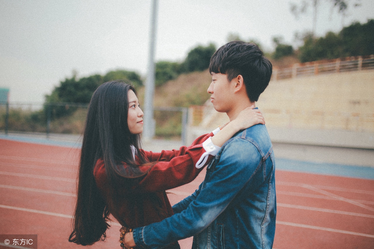 毕业了跟女朋友分隔两地该怎么办,毕业分开了难过怎么办