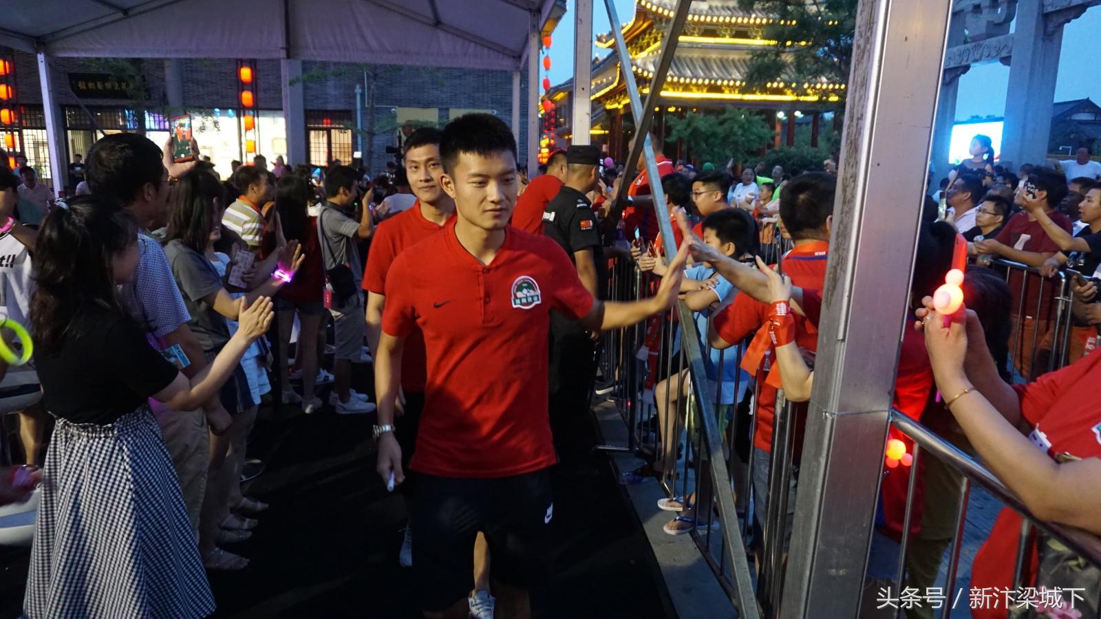 汴梁头条|建业“动力觉醒——七盛角足球之夜”嘉年华盛大举行