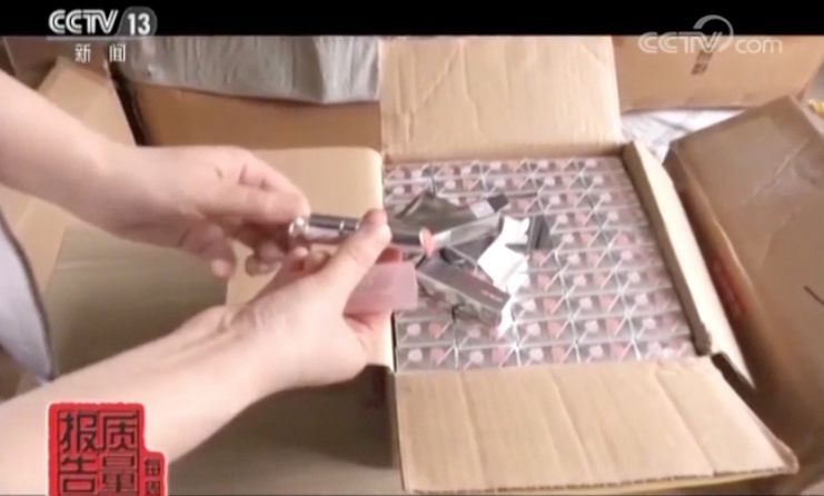 震惊!“迪奥香水”成本仅1元!这样的代购化妆品你还敢用吗?