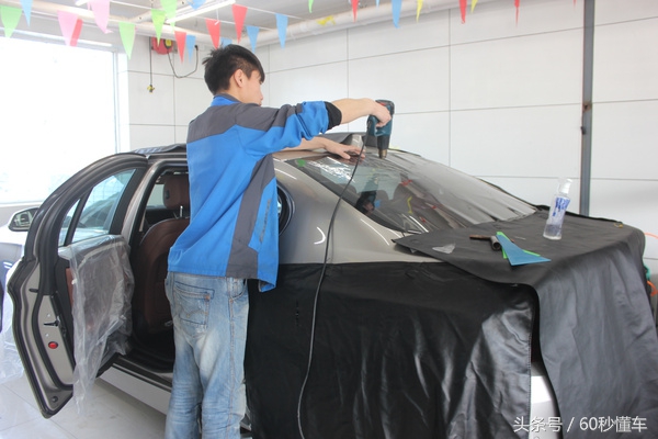 有些车窗膜贴上后看起来蓝紫色,车窗上贴贴纸违规吗