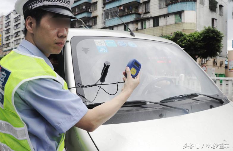 有些车窗膜贴上后看起来蓝紫色,车窗上贴贴纸违规吗