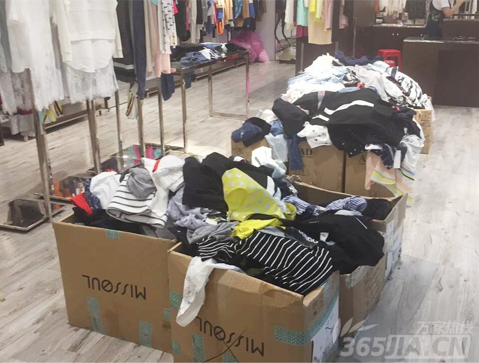商圈地摊特卖促销服装全是假货,常年折扣店东西和专柜正品一样吗