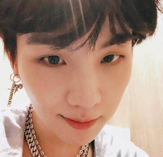 防弹自拍答谢粉丝，闵玧其变“猫猫脸”，朴智旻澄清“秃顶”谣言