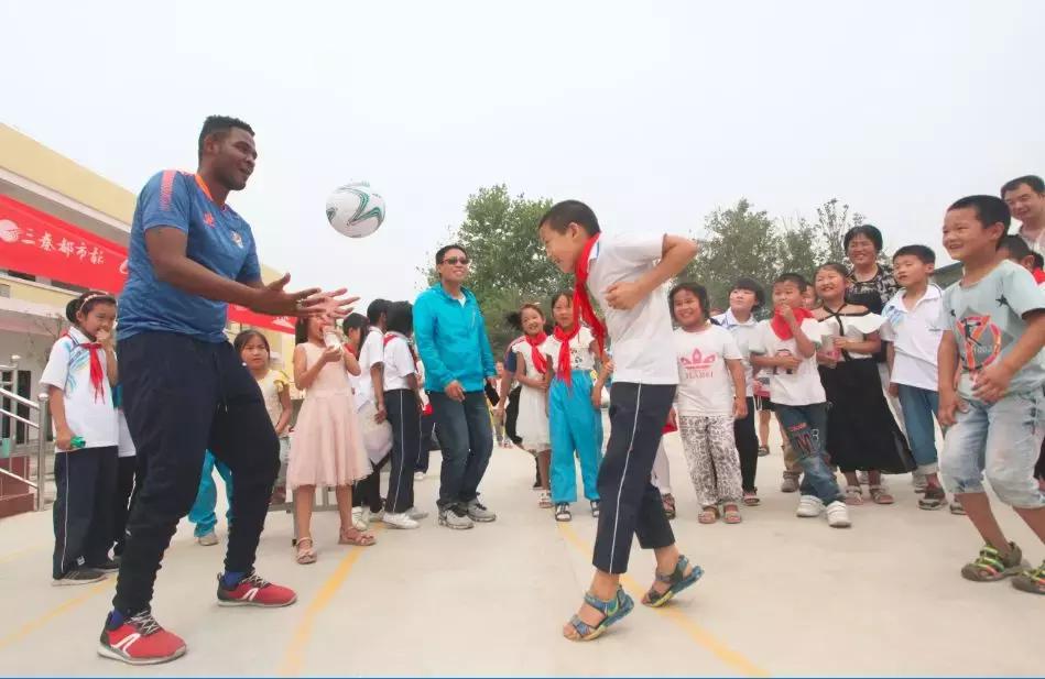 和梅西一起踢球是什么感觉,和梅西踢的一个老将