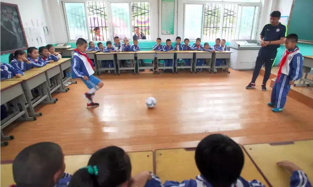 和梅西一起踢球是什么感觉,和梅西踢的一个老将