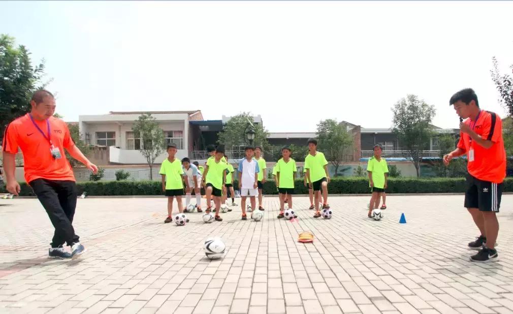 和梅西一起踢球是什么感觉,和梅西踢的一个老将