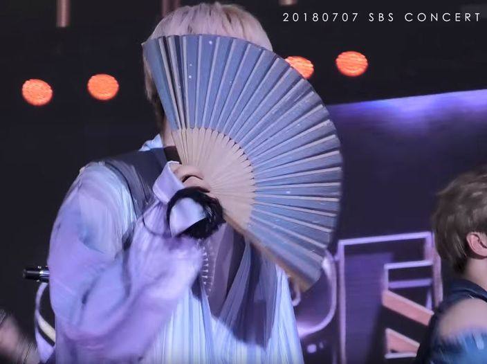 防弹少年团Jin台上捡好友舞台道具网上炫耀，偶像行为让粉丝发笑