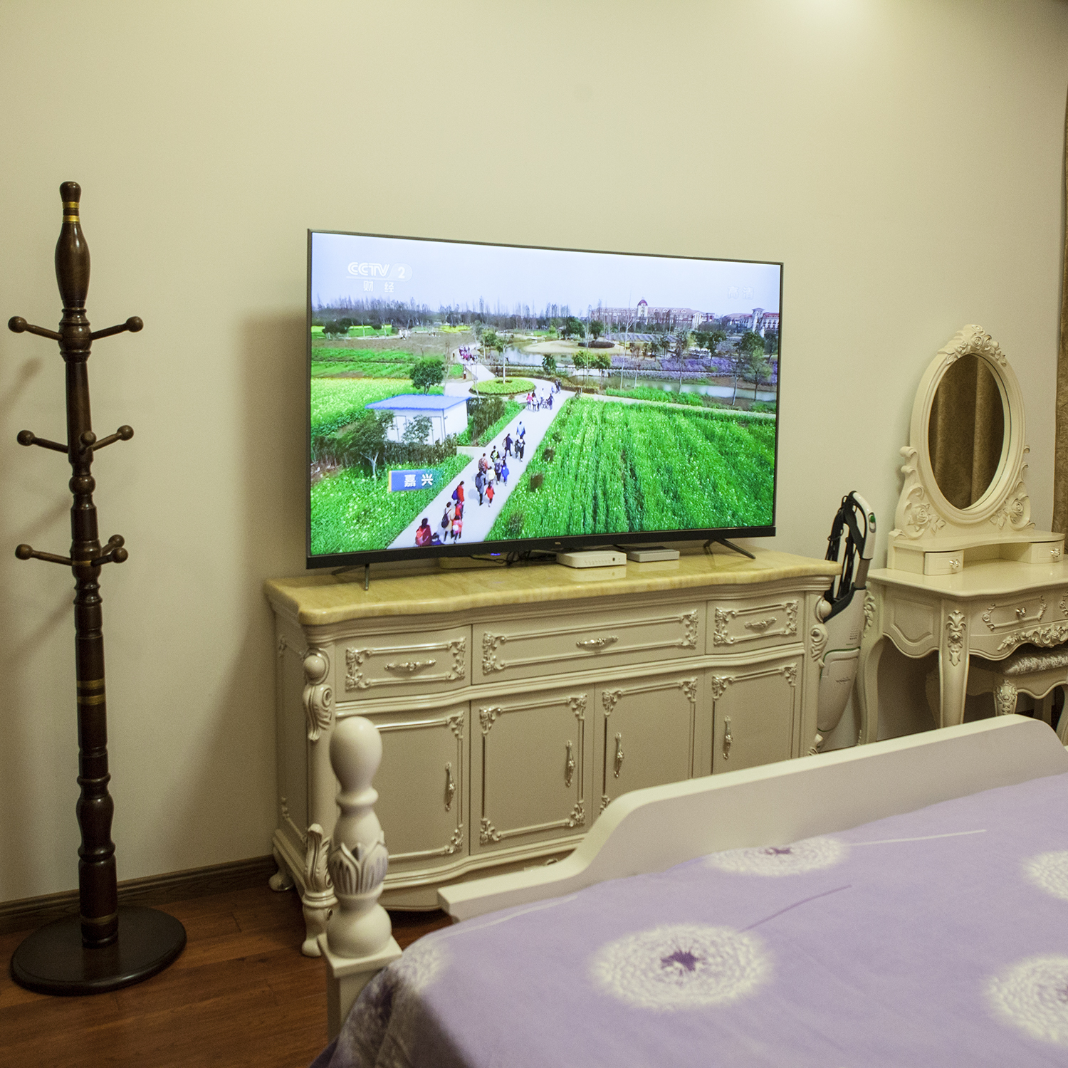 2.4米客厅65寸电视,65寸曲面电视挂墙好看吗