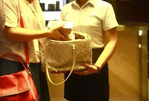 去餐厅吃饭丢了10万,3天后才发现!东莞这家餐厅员工这样做……