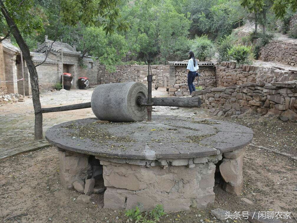 石匠打造石臼,石匠做石臼