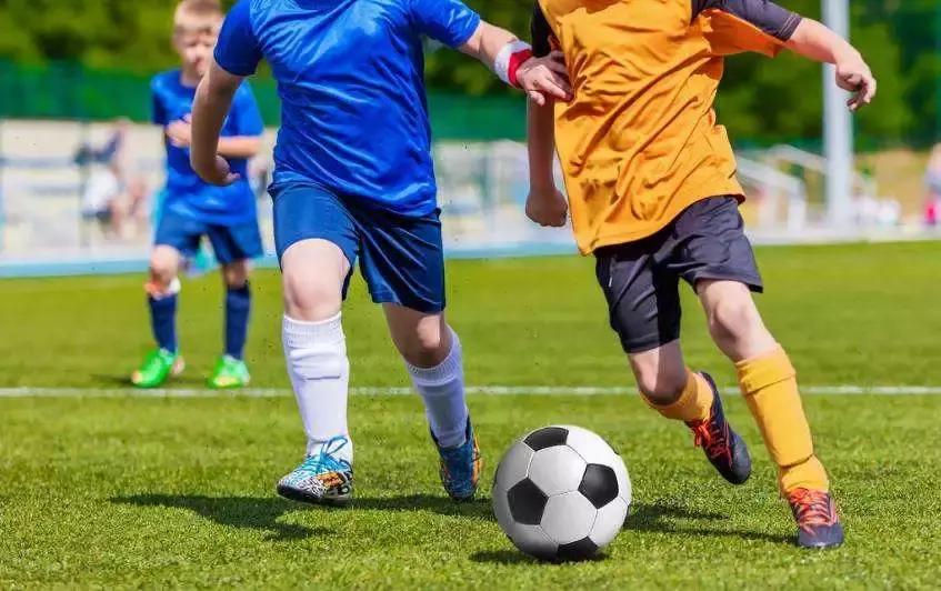 在学校跑步受伤学校有责任吗,在学校踢球摔骨折了学校承担责任