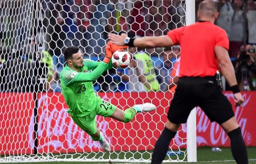 世界杯克罗地亚门将被贴脸质问,克罗地亚守门员被追