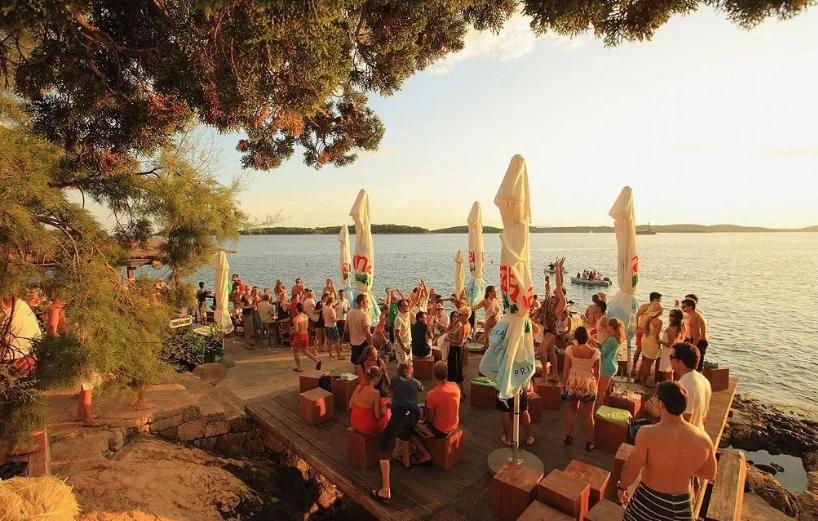 世界杯克罗地亚门将被贴脸质问,克罗地亚守门员被追