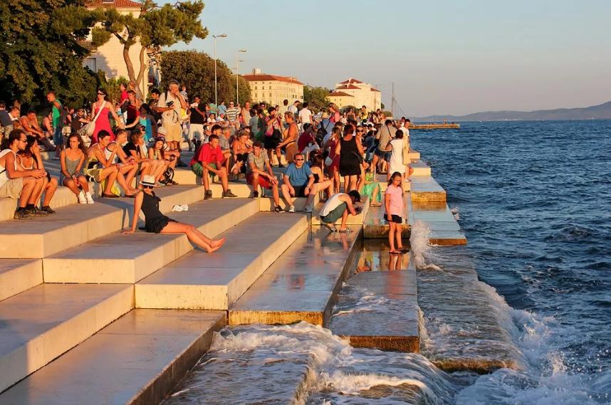 世界杯克罗地亚门将被贴脸质问,克罗地亚守门员被追