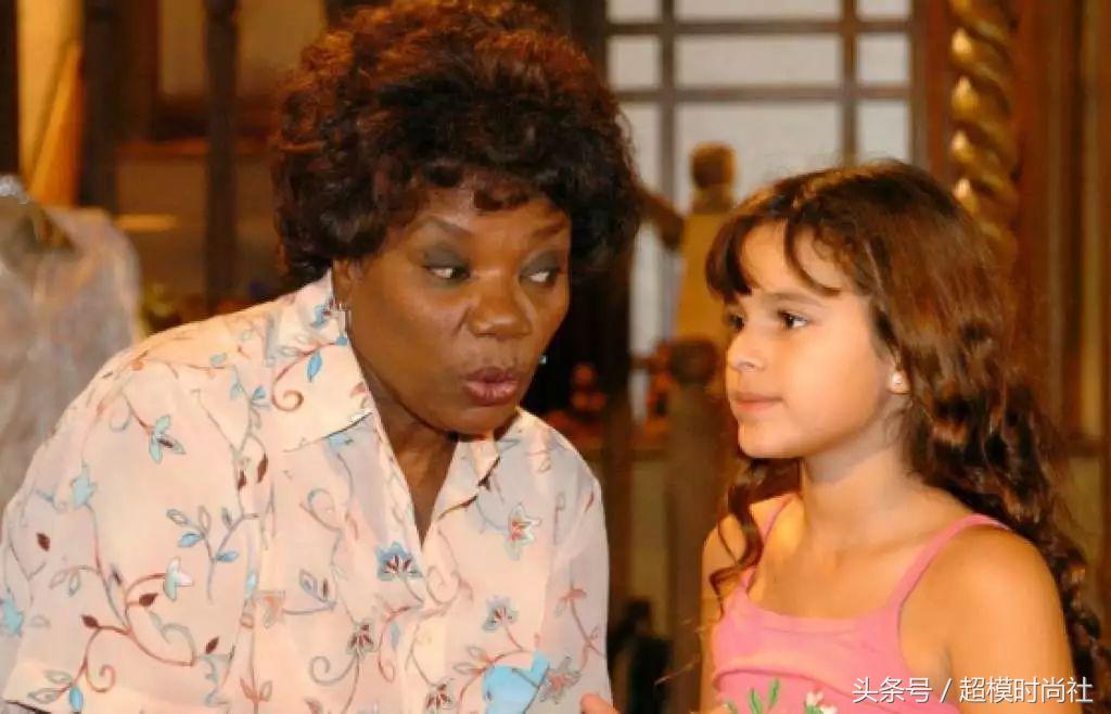 内马尔女友从贫民窟出身到巴西版“关晓彤”，她靠的可不是身材！