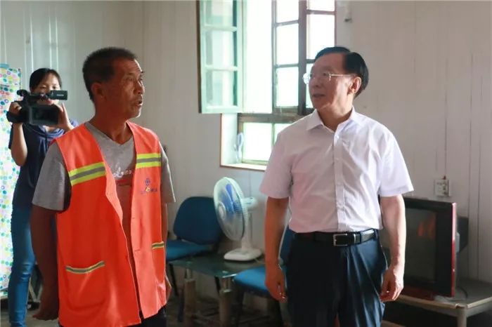 「她之声·聚焦」省扶贫开发基金会理事长于常青一行到柳家村调研