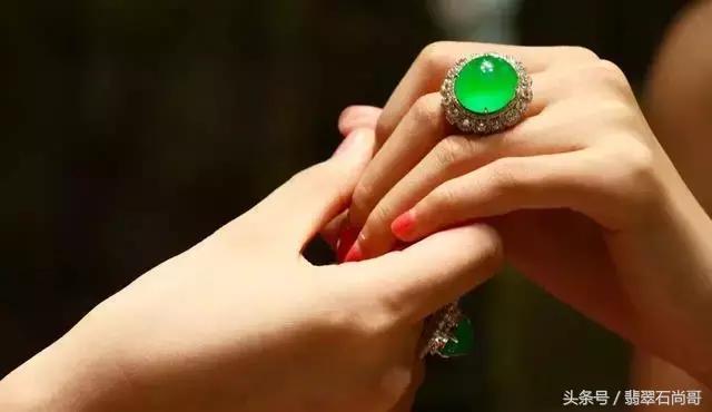 翡翠戒指的正确保养方法,翡翠吊坠保养最好方法