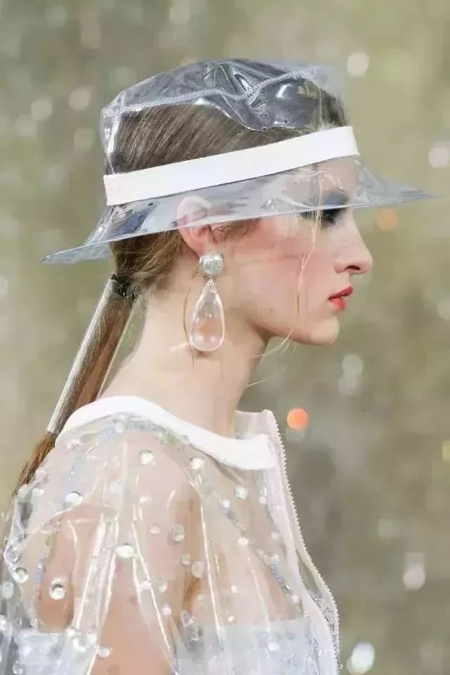 不get一件pvc单品,还怎么愉快的做彼此的塑胶姐妹花?