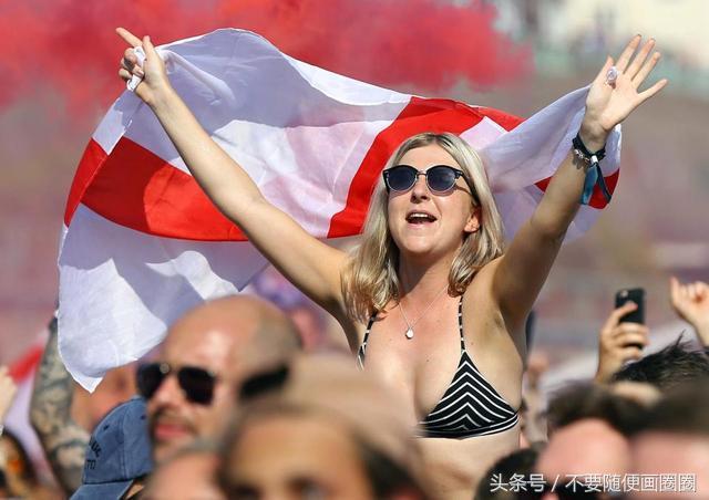 世界杯英格兰女球迷疯狂庆祝胜利,英格兰赢球女球迷庆祝