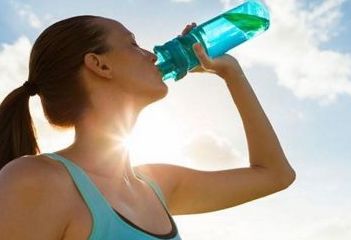 喝完藿香正气水发烧正常吗,喝藿香正气水全身发红怎么回事