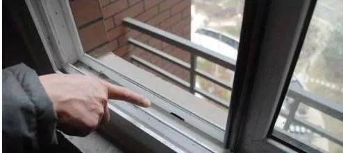 窗户大暴雨漏水怎么办,狂风暴雨铝合金窗漏水