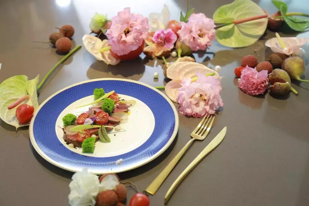 90后粉色少女艺术家与新锐主厨激情碰撞,生猛如鲜肉,却大有玄机