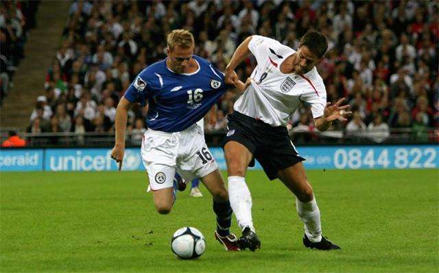 被压倒的摄影师，致谢他们球场上抓拍瞬间（搞笑旁白）