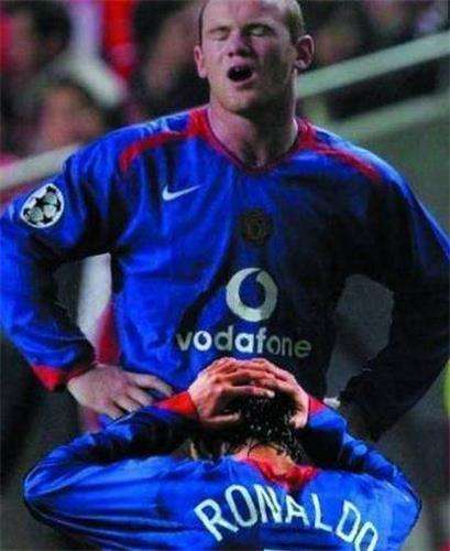 被压倒的摄影师，致谢他们球场上抓拍瞬间（搞笑旁白）