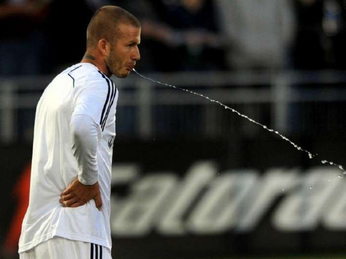 为什么足球运动员喝水要吐掉,足球运动员吐口水看起来很顺畅