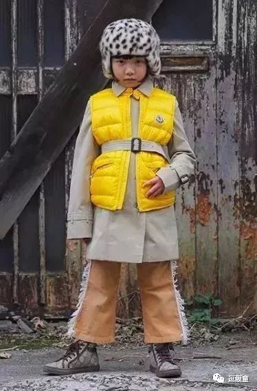 把自己装扮起来假装很酷,把自己打扮得酷一点