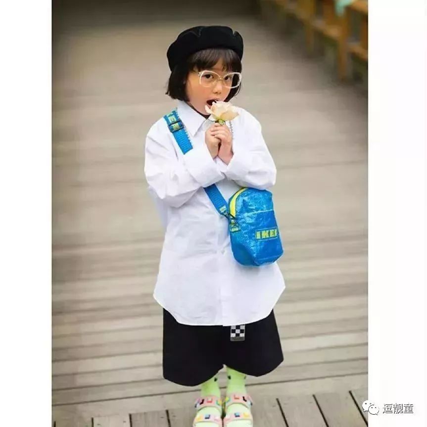 把自己装扮起来假装很酷,把自己打扮得酷一点