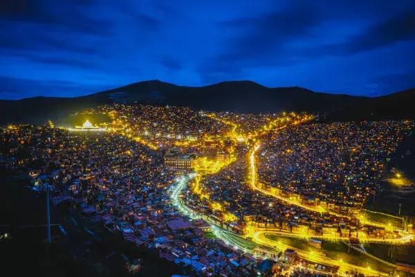 中国四川旅游看世界级的美景和可爱大熊猫,品尝当地火辣的美食!