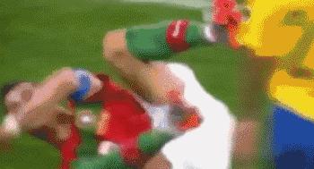 我们除了负责踢球，还负责搞笑，球场上的逗比瞬间