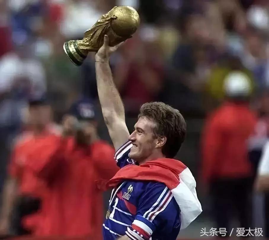 法国队2018夺冠拿大力神杯,2018世界杯法国举起大力神杯