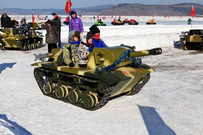 比碰碰车蛮横的是坦克,比Tank更横的是北冰洋上的巨型油罐