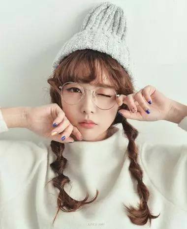 一款附有知性女神气质的编发教程,减龄好看的侧编发教学简单好上手