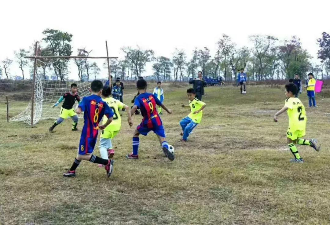 世界杯结束了，这位村小校长和他的孩子们的足球梦，才刚刚开始